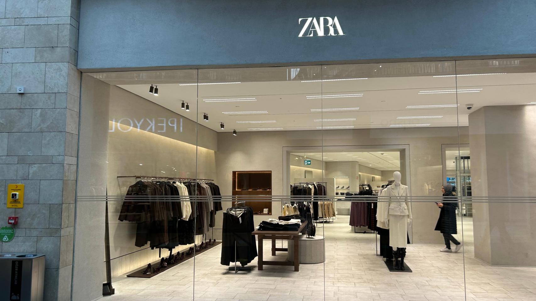 La entrada de una tienda de Zara