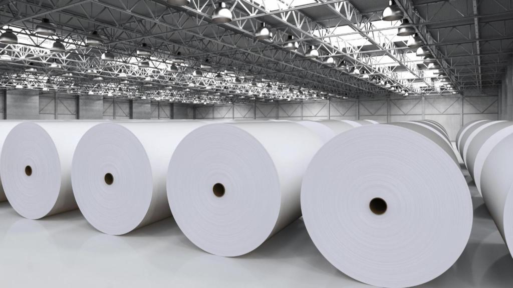 Papel en proceso de una planta de una industria papelera