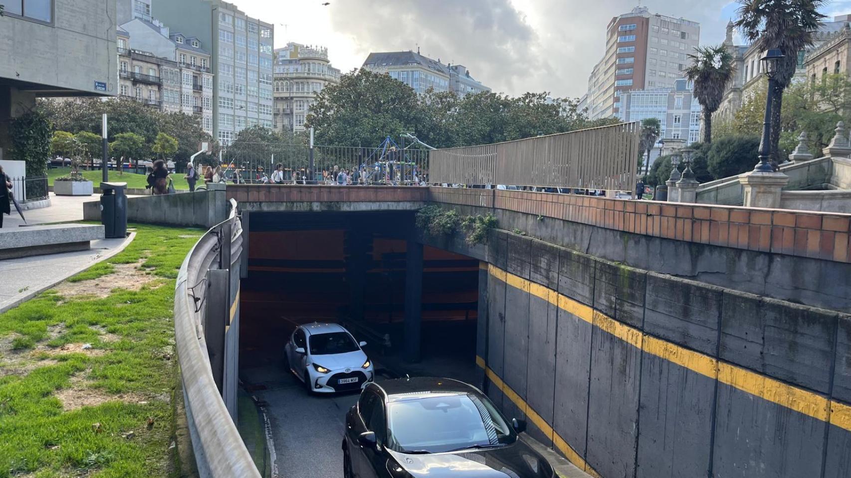 Coches saliendo del tunel de la plaza de Pontevedra