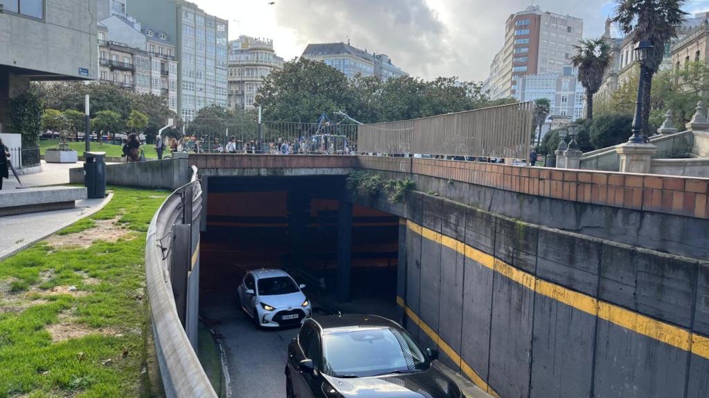 Coches saliendo del tunel de la plaza de Pontevedra