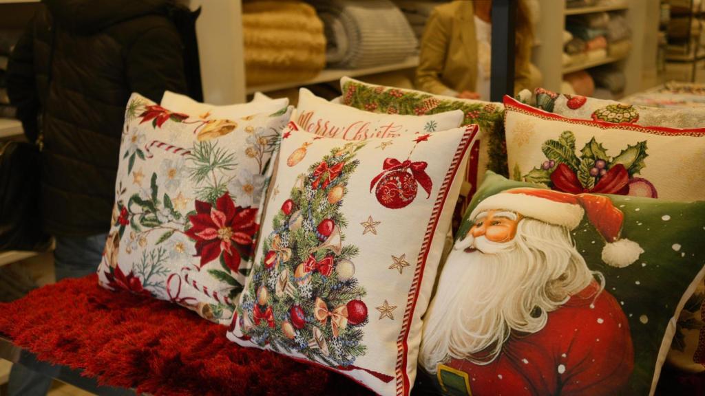 Cojines con motivos navideños en El Baúl de la Abuela.