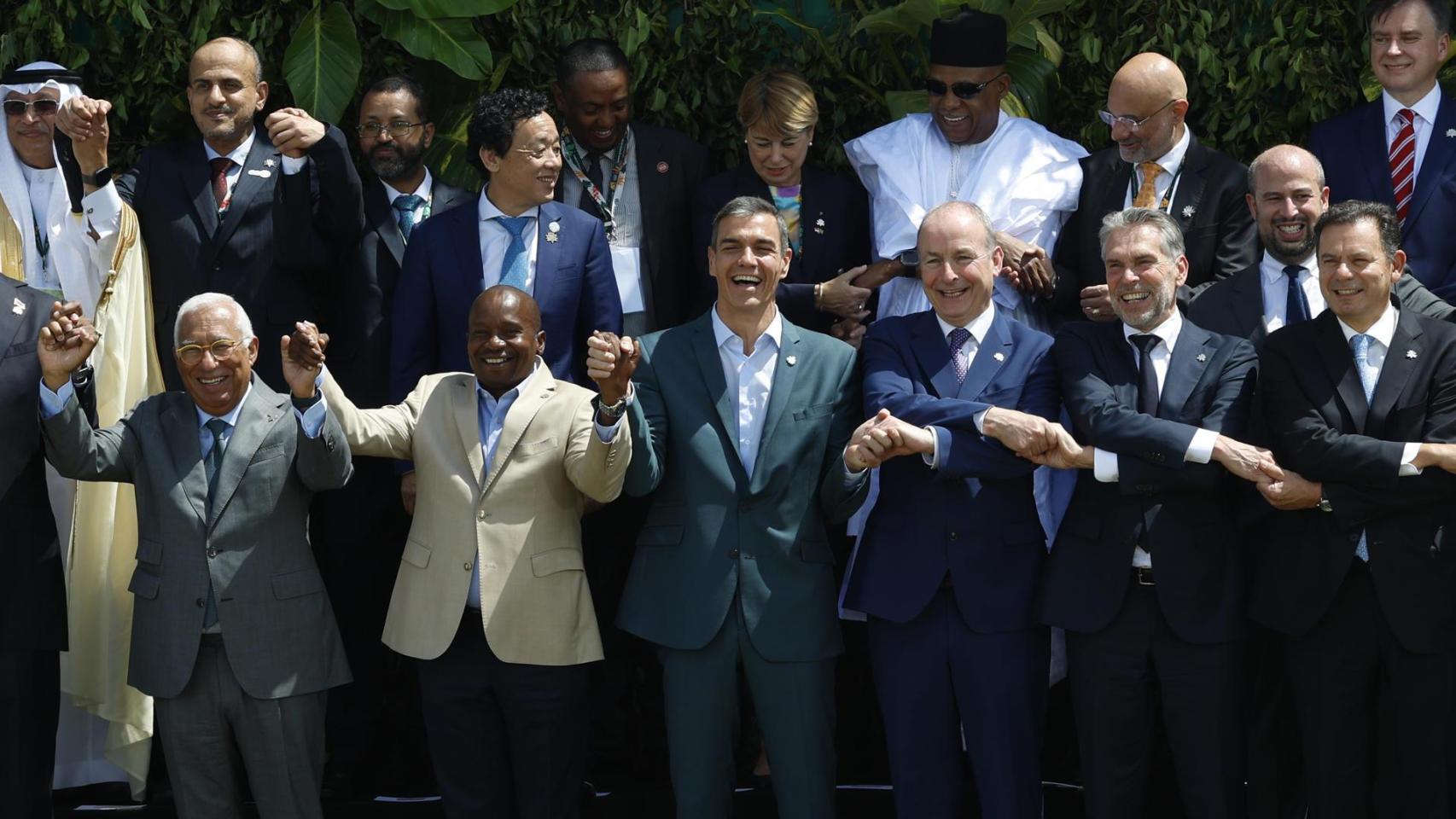 El presidente del Gobierno de España posa junto a los asistente a la cumbre de lideres de la COP30 .