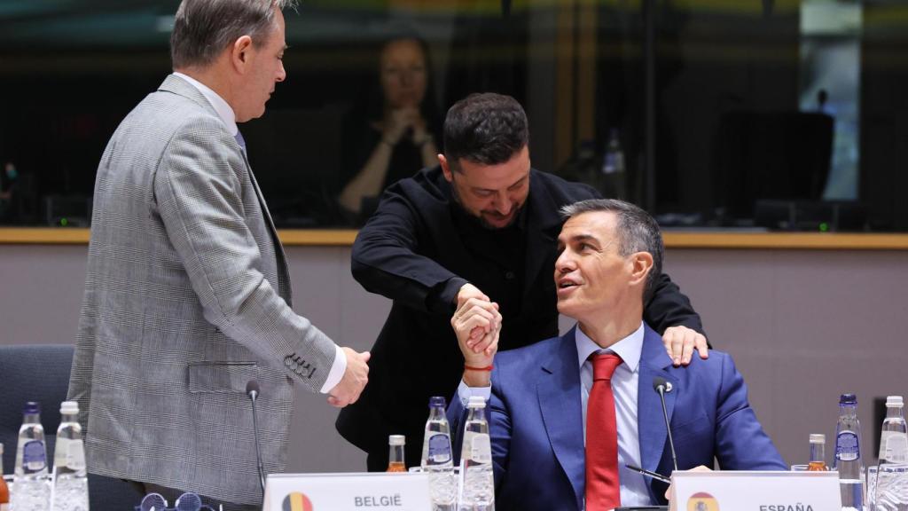 El presidente de Ucrania, Volodímir Zelenski, saluda a Pedro Sánchez durante el último Consejo Europeo del 23 de octubre