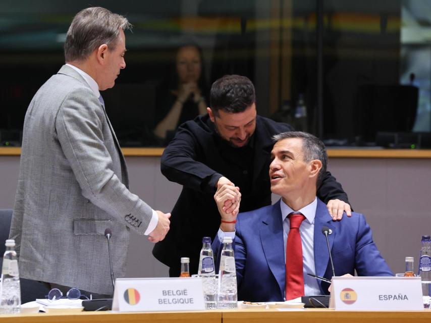 El presidente de Ucrania, Volodímir Zelenski, saluda a Pedro Sánchez durante el último Consejo Europeo del 23 de octubre.