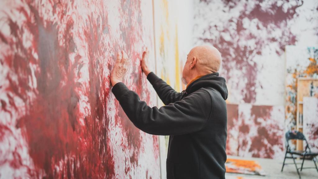 Carlos León mostrando su técnica pictórica. Foto: Sara Fernández