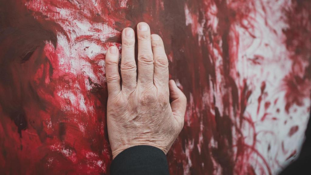 Un detalle de las manos del artista. Foto: Sara Fernández