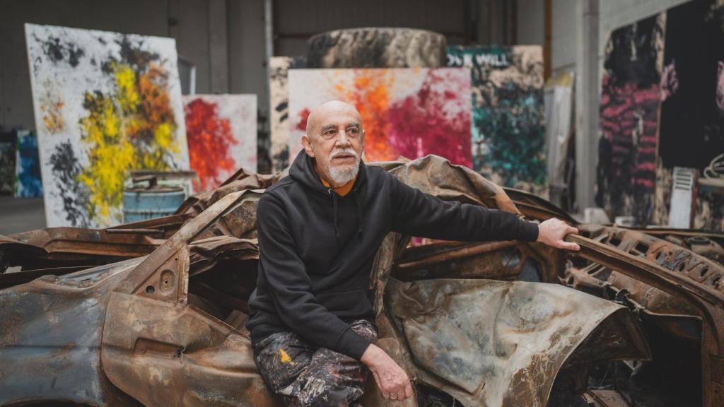 Un retrato del artista con uno de sus 'detritus', objetos encontrados. Foto: Sara Fernández