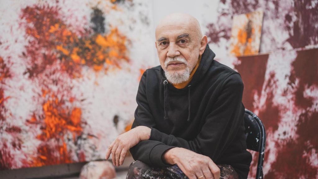 Retrato del artista en su estudio. Foto: Sara Fernández