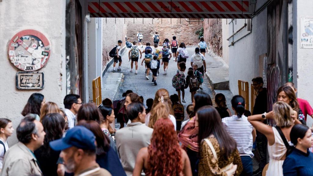Varios alumnos y familiares durante el inicio del curso escolar de este año en Madrid.