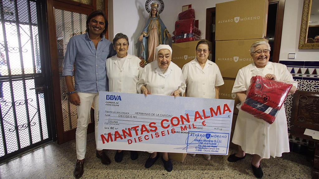 Álvaro Moreno, junto a la Hijas de la Caridad del Pumarejo.