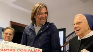 Álvaro Moreno, juntos a las las Hijas de la Caridad del Pumarejo.