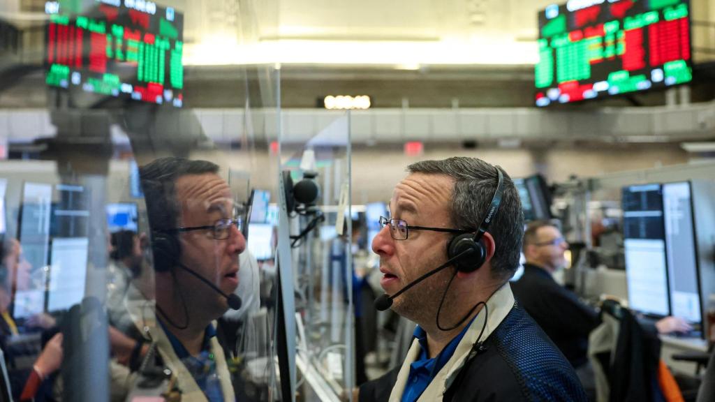 Un operador trabaja en la Bolsa de Nueva York.