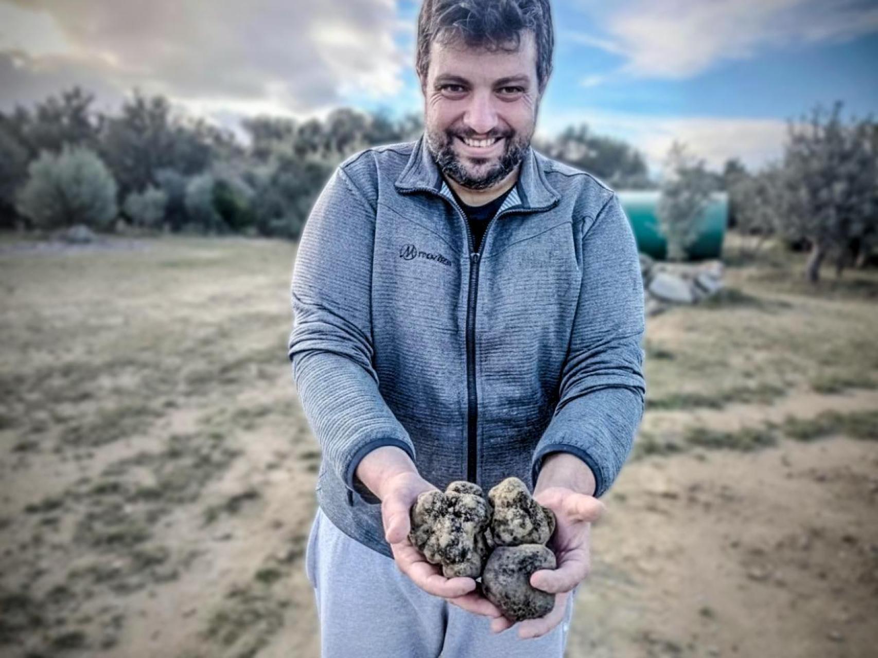 Félix Día, cazador de trufas del Pirineo, el  diamante negro  que vende a 950 euros el kilo:  Era una actividad muy oscura 