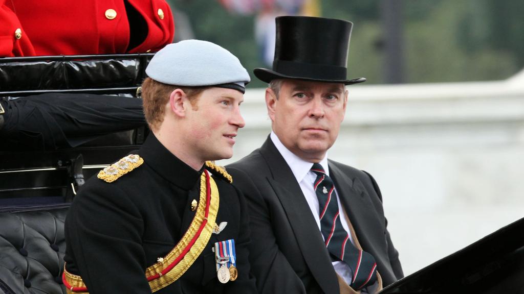 El príncipe Harry, con su tío Andrés, en la fiesta Trooping the Color, en Londres, en 2011.