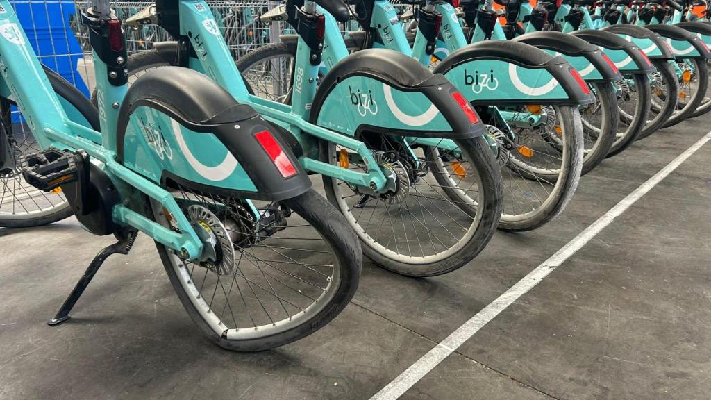 Algunas bicicletas en el taller de Serveo, en Zaragoza.