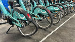 Algunas bicicletas en el taller de Serveo, en Zaragoza.