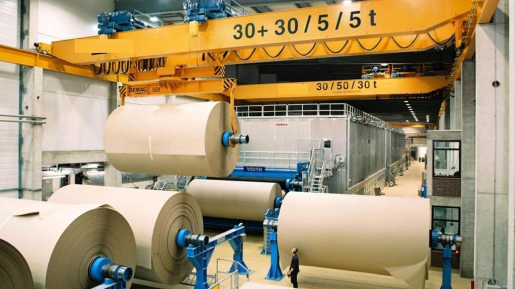 Papel en proceso de una planta de una industria papelera