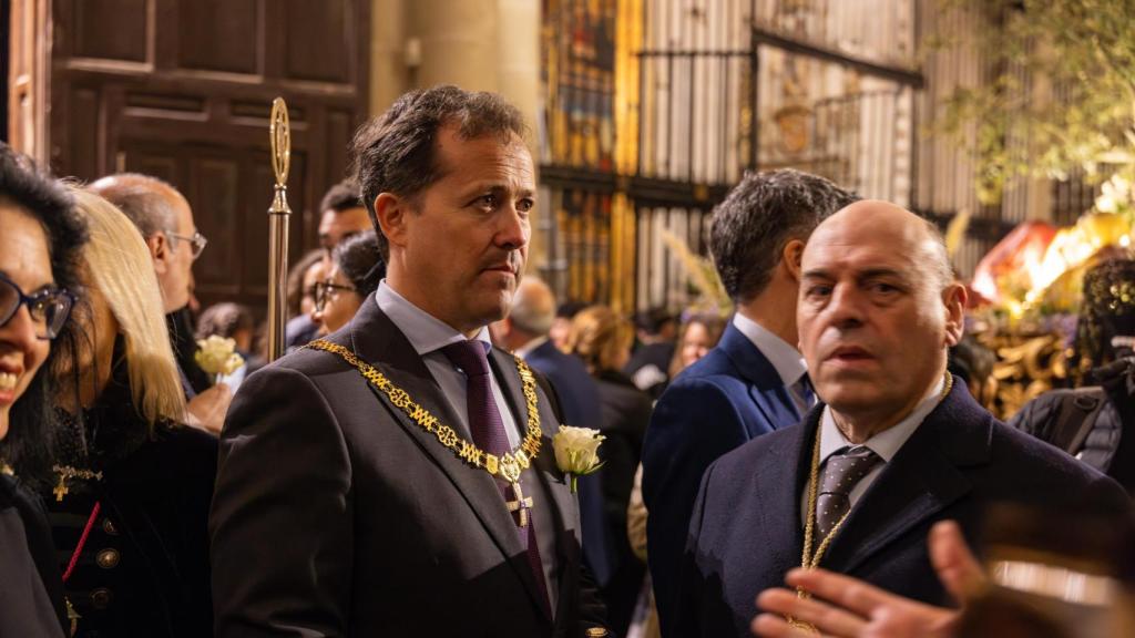 El alcalde Carlos Velázquez participó en la procesión.