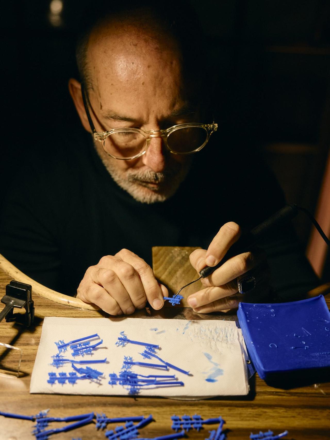 Uno de los maestros artesanos de Suarez, fotografiado en la velada.