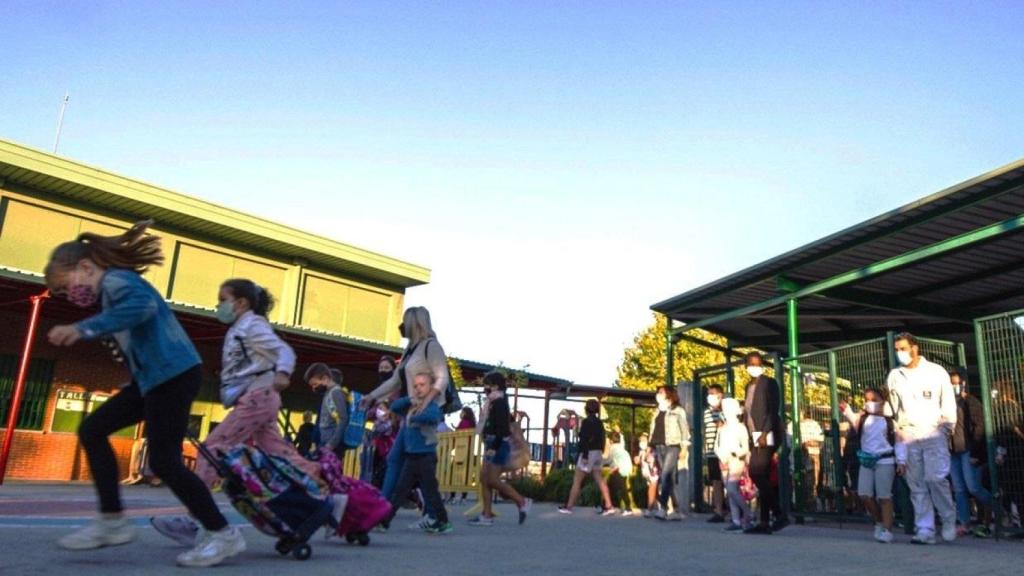 Niños entrando a un colegio público de Rivas-Vaciamadrid.