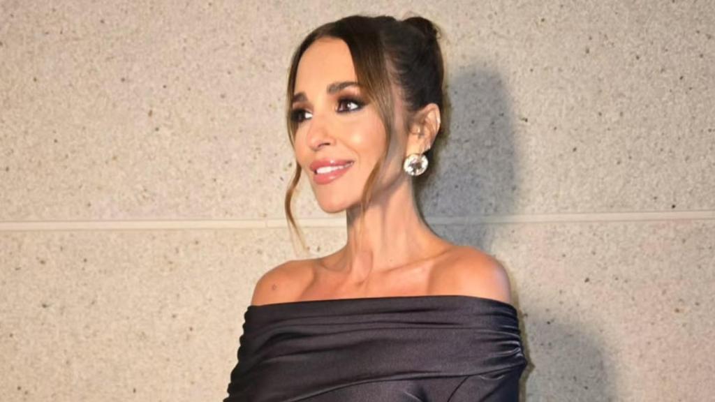 Paula Echevarría con un diseño de escote bardot.