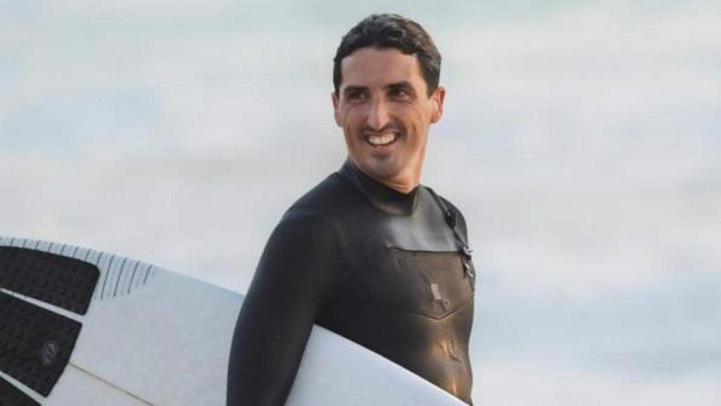 El surfista Pablo Montero, en la playa del Orzán de A Coruña.