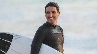 El surfista Pablo Montero, en la playa del Orzán de A Coruña.