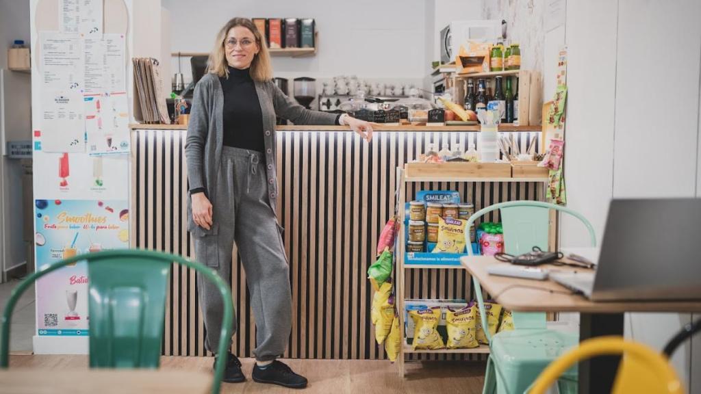 Agata Znyk, en la barra de su cafetería 'El bosque de las Acacias'