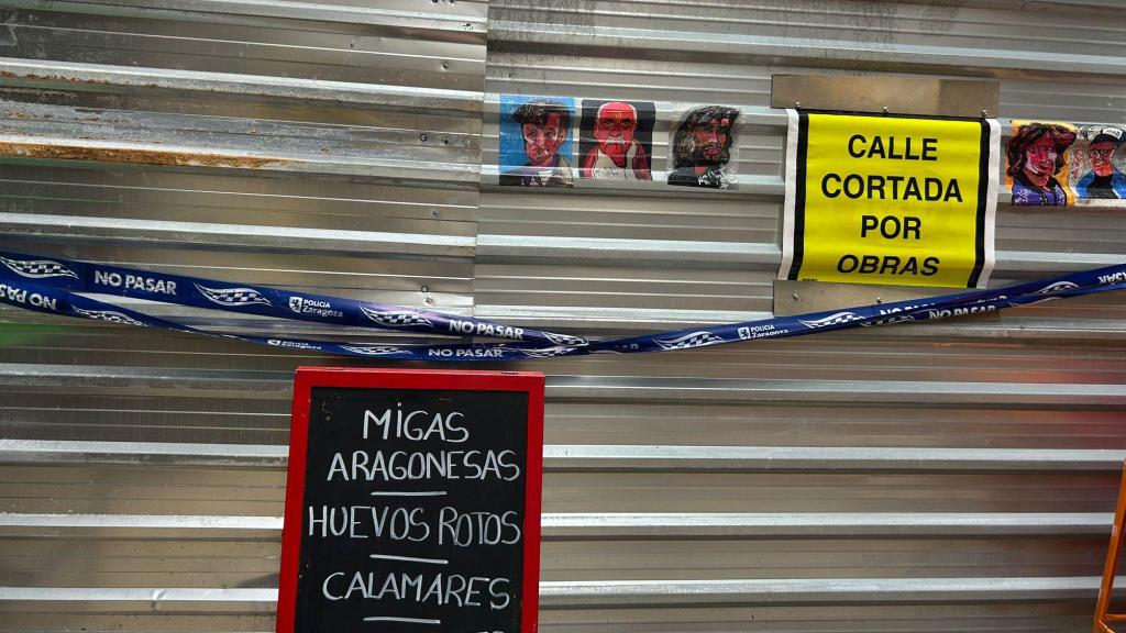 La valla que corta el acceso por obras en la calle Estébanes.