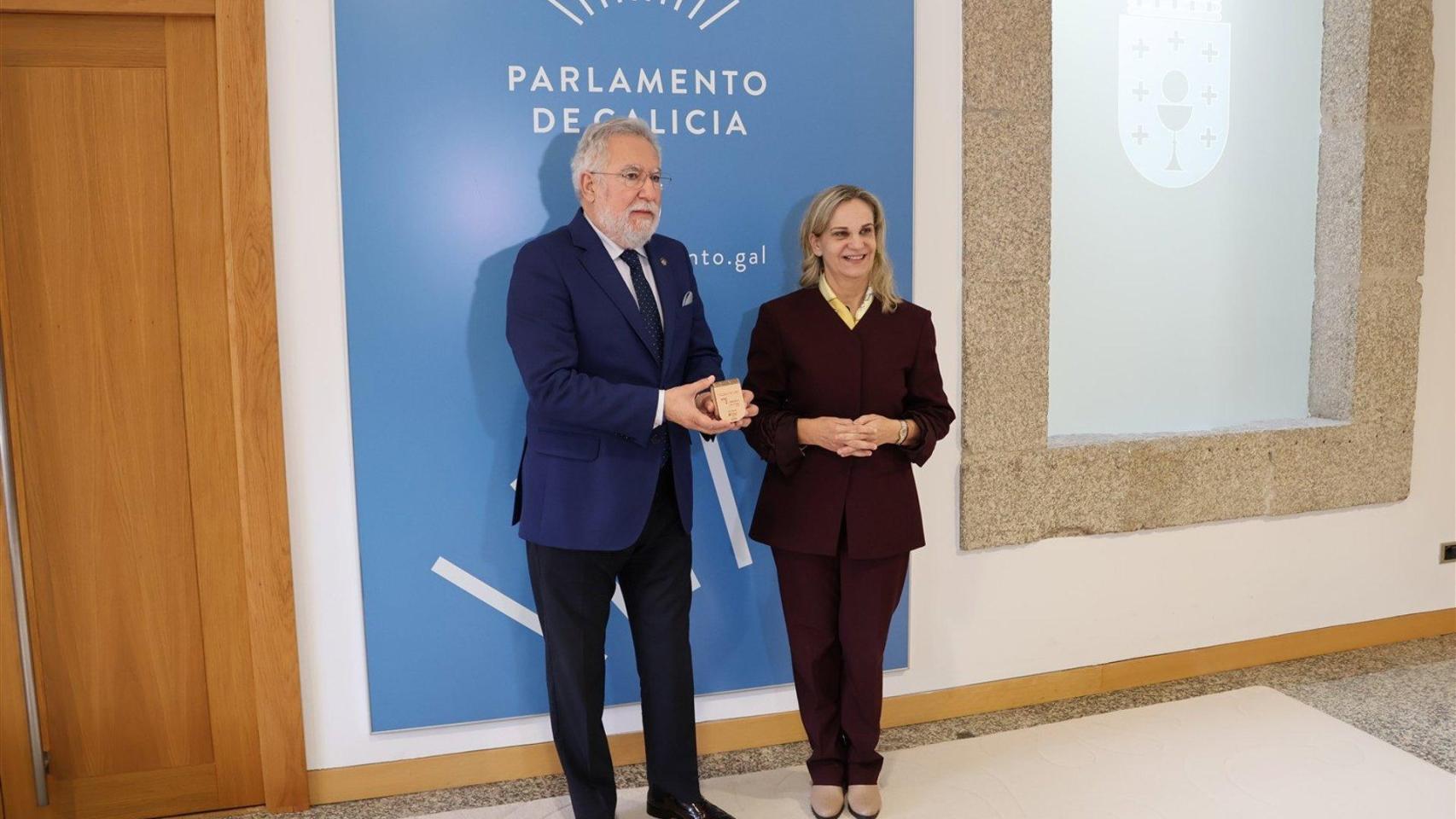 La valedora entrega el informe anual de la institución al presidente del Parlamento, Miguel Santalices