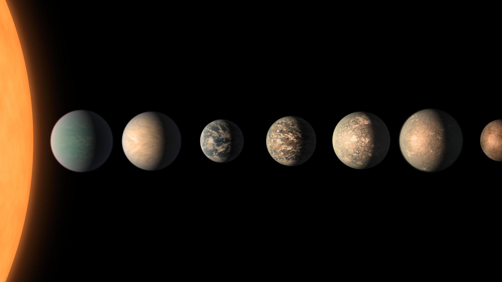 El planeta TRAPPIST-1e (en el centro, representado aquí junto a los otros seis planetas del sistema y su estrella) es un candidato para albergar vida.