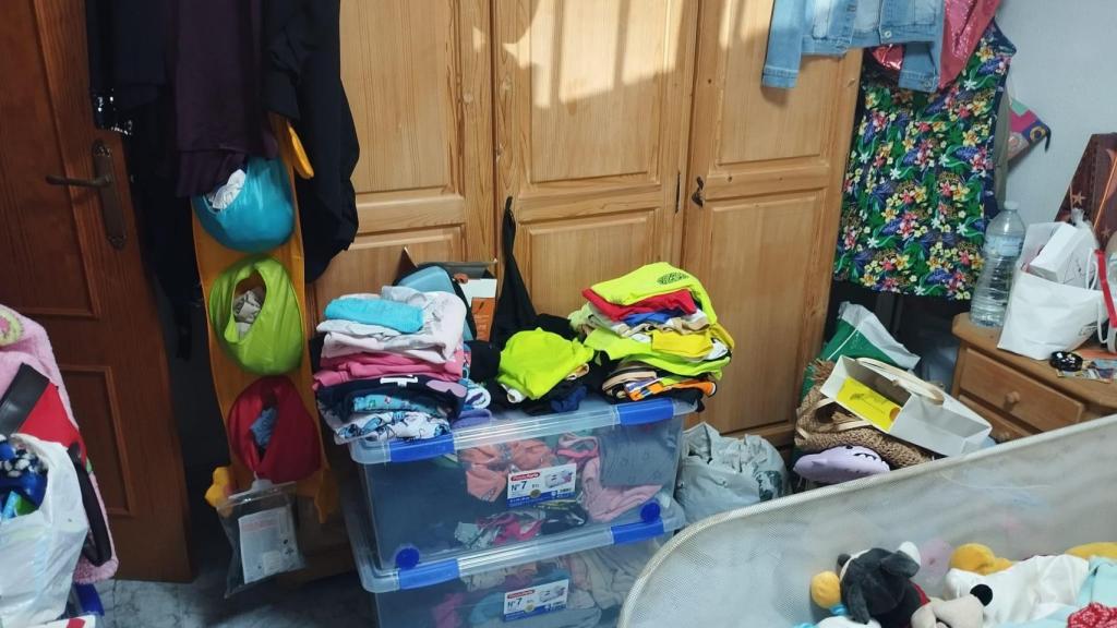 Las cajas y la ropa rebosa en la casa de sus padres.