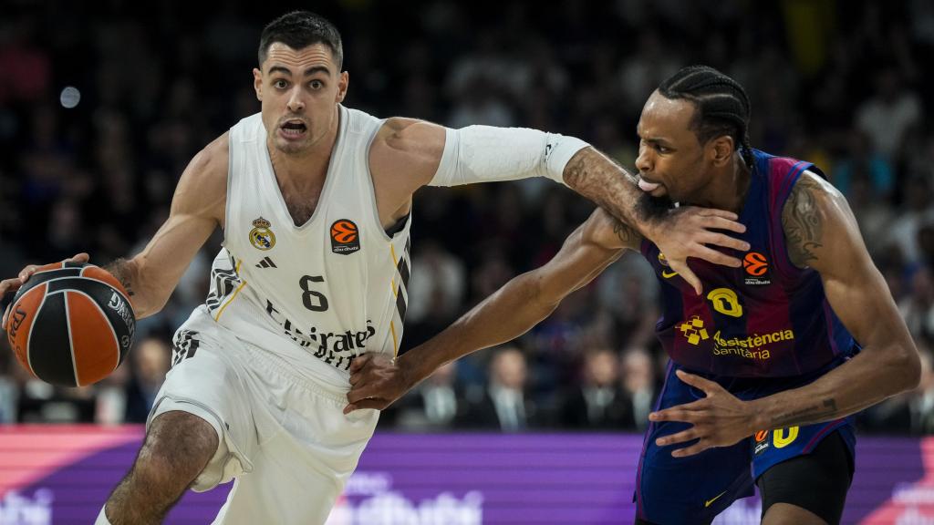 Abalde conduce el balón presionado por Kevin Punter.