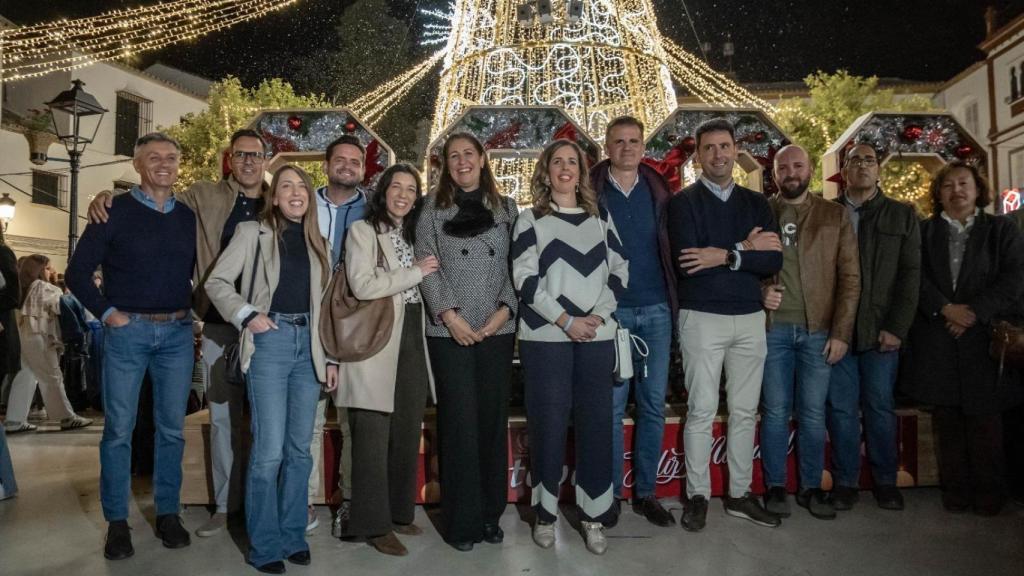 Antonio Muñoz enciende las luces de Navidad antes que Vigo en el pueblo que vende polvorones hasta a Mercadona
