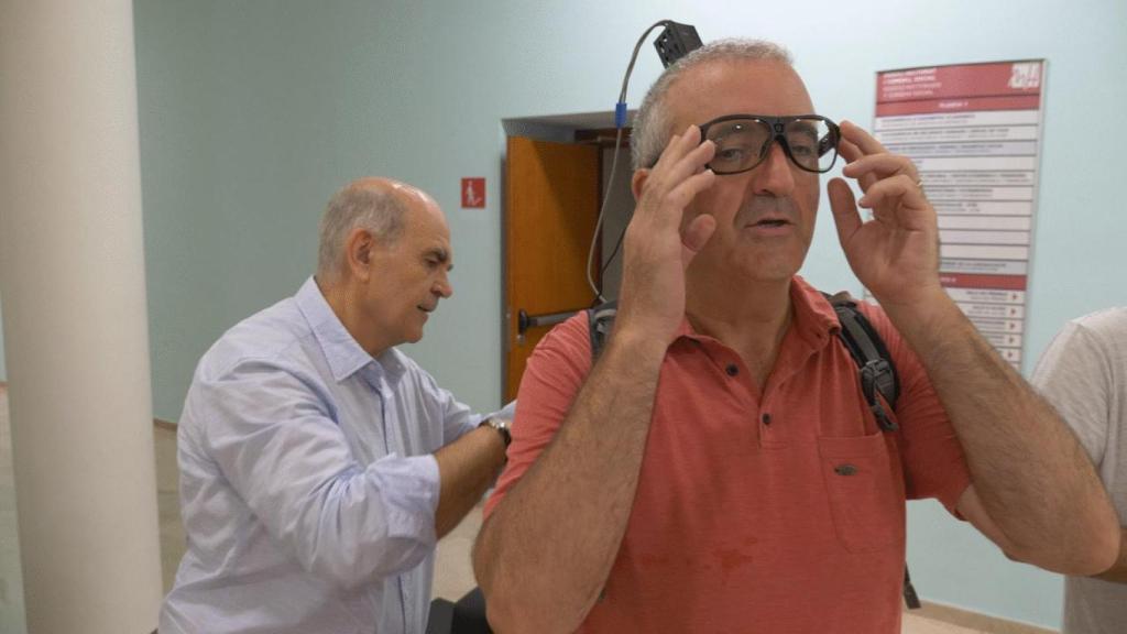 Fernández realiza algunos ajustes al sistema de visión artificial implantado en el voluntario.