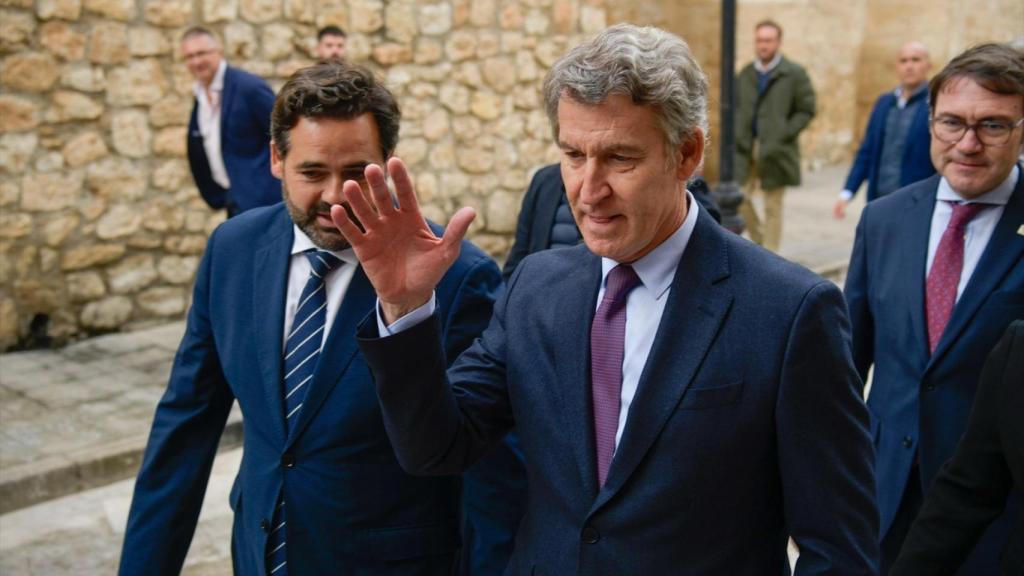 Alberto Núñez Feijóo y el presidente del PP Castilla-La Mancha, Paco Núñez, este viernes, en el Congreso de la Unión Europea de Mayores.