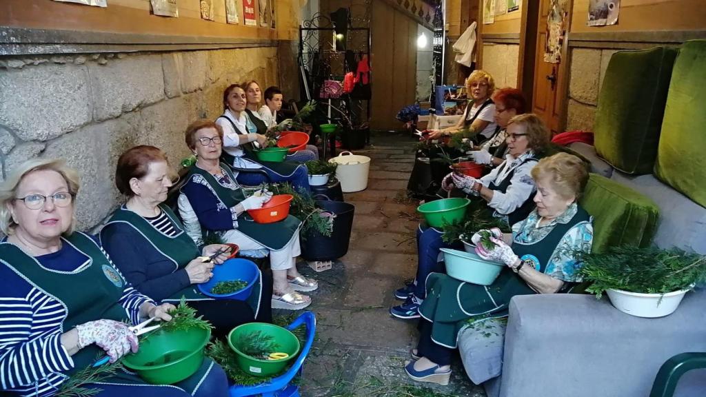 Mujeres gallegas preparan la ofrenda floral