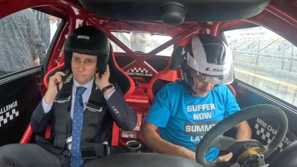 José Luis Martínez-Almeida, alcalde de Madrid, en el Autódromo Óscar y Juan Gálvez de Buenos Aires durante su viaje institucional.