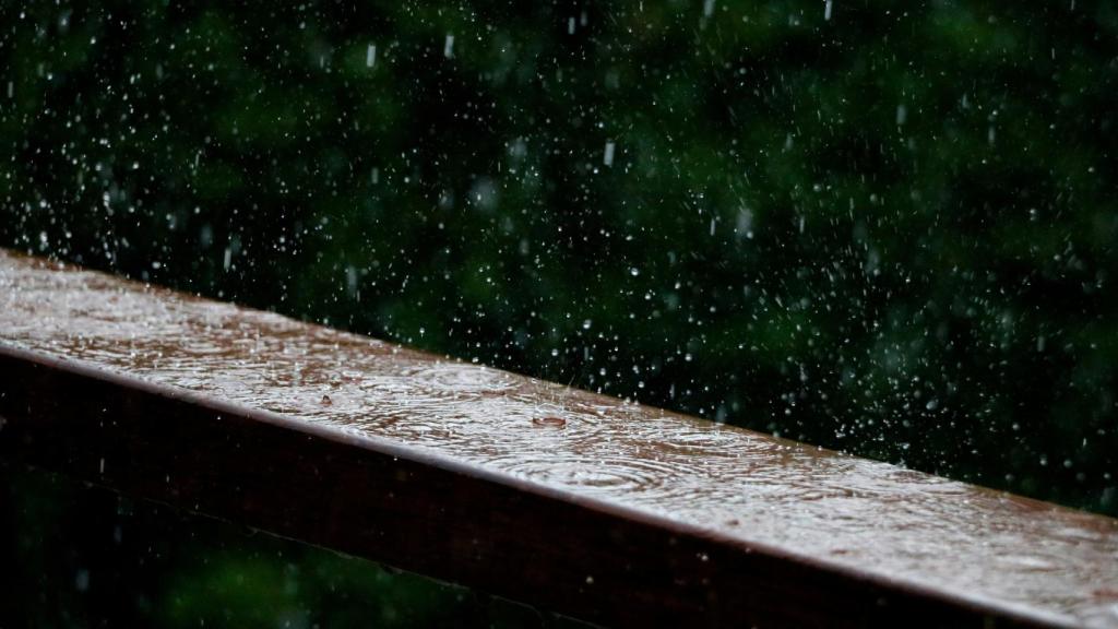 Lluvia cayendo sobre una madera.