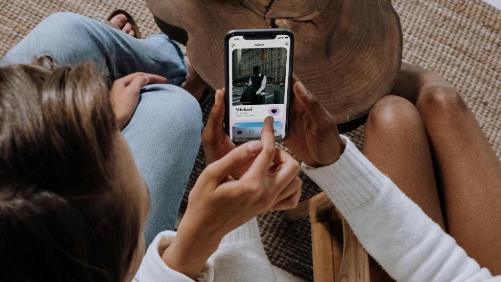 Mujeres consultando una app de citas