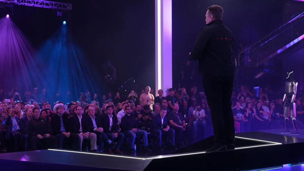 Elon Musk en la reunión con los accionistas de Tesla, con un robot Optimus a su derecha
