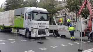 Llega el material para montar la noria de la Navidad de Vigo 2025.