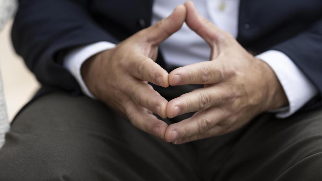 Los gestos con las manos de Raúl González durante la entrevista.