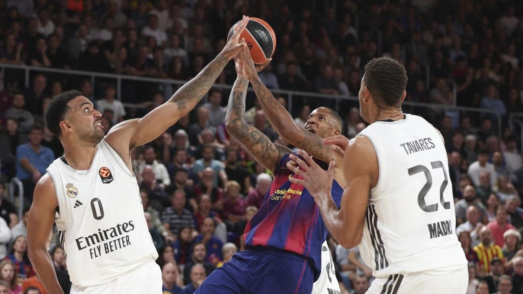 Trey Lyles y Tavares, durante El Clásico contra el FC Barcelona