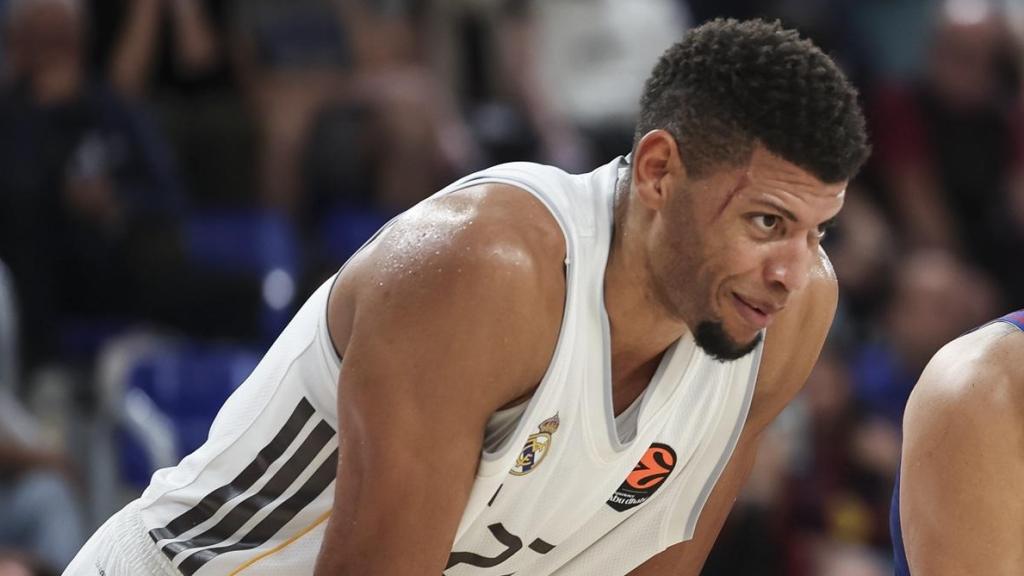 Walter Tavares habla con Willy Hernangomez durante El Clásico