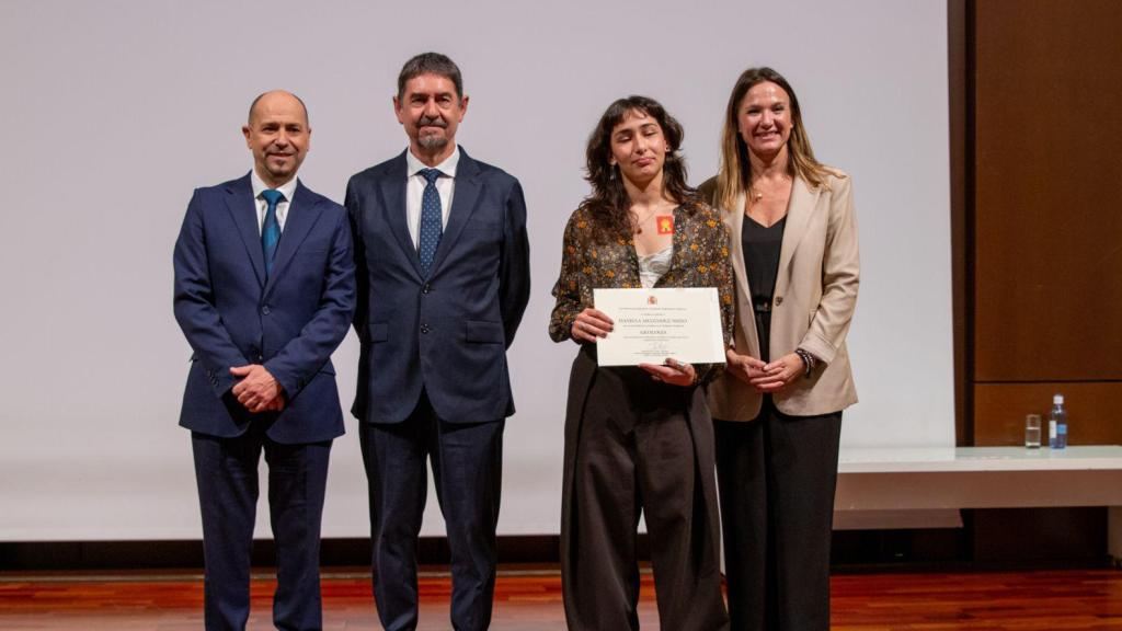 Daniela recogiendo el premio.