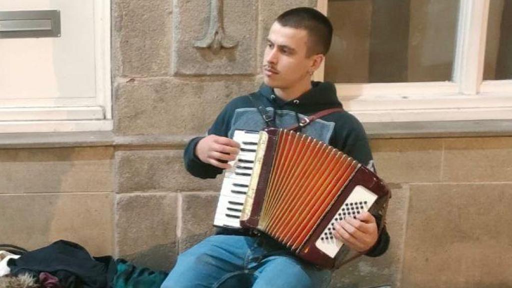 Froi toca el acordeón en la calle. Cedida