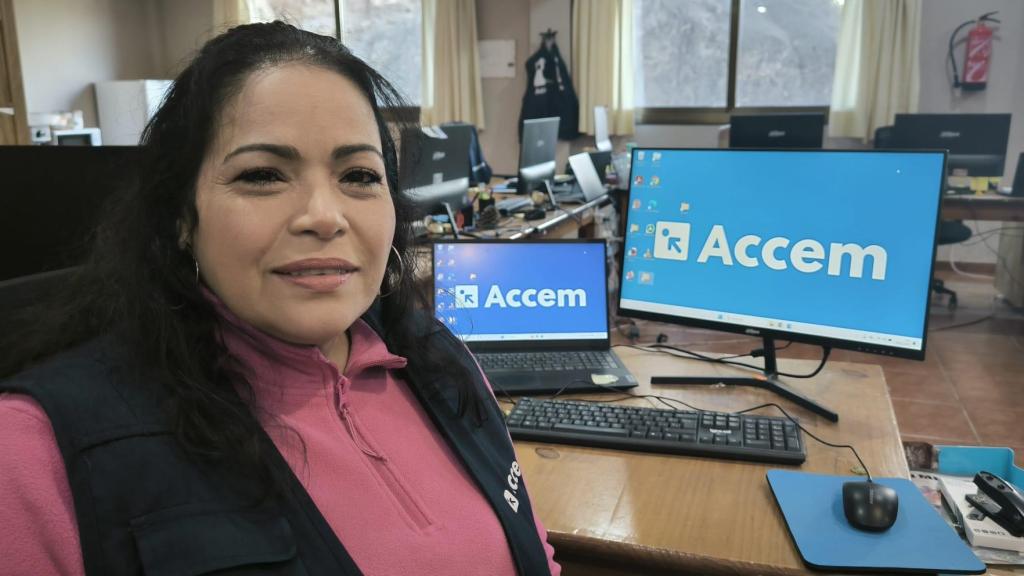 Ingrid Hernández en su puesto de trabajo en Accem en Mora de Rubielos