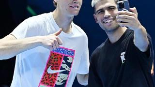 Jannik Sinner y Carlos Alcaraz se hacen un selfie tras un entrenamiento previo a las ATP Finals
