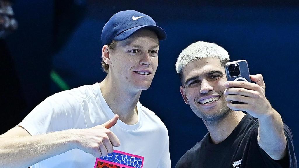 Jannik Sinner y Carlos Alcaraz se hacen un selfie tras un entrenamiento previo a las ATP Finals